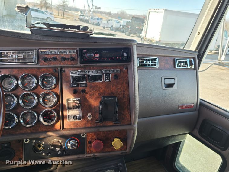 image for item FW9625 2005 Kenworth T800  semi truck