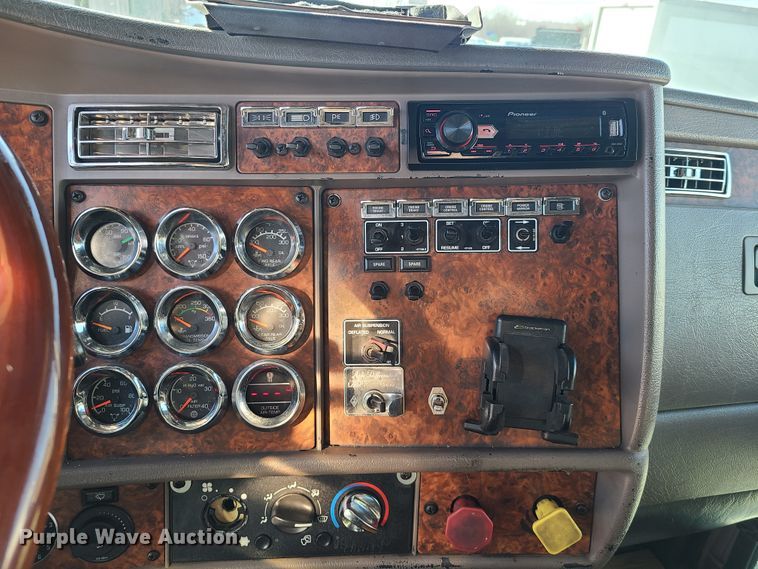 image for item FW9625 2005 Kenworth T800  semi truck