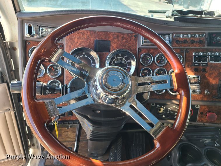 image for item FW9625 2005 Kenworth T800  semi truck