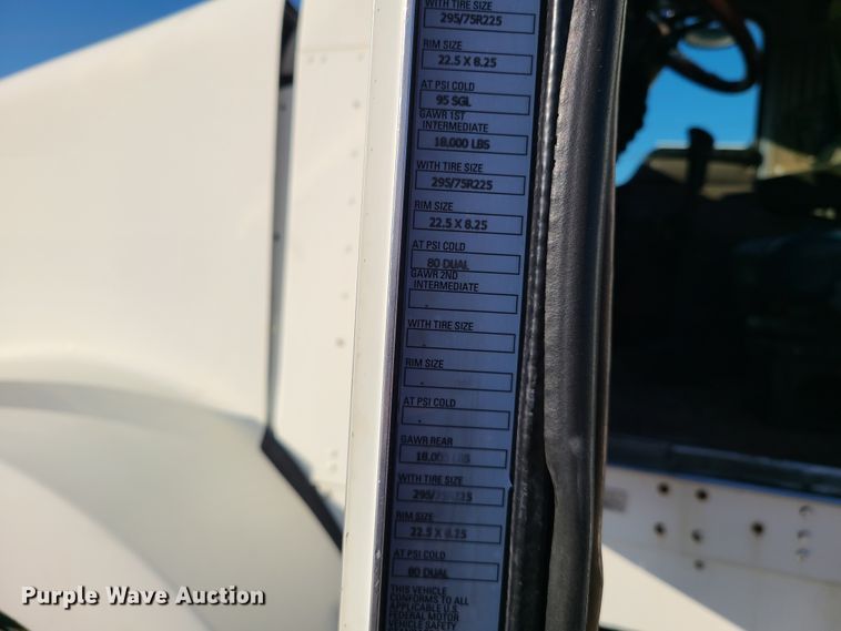 image for item FW9625 2005 Kenworth T800  semi truck