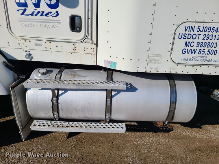 image for item FW9625 2005 Kenworth T800  semi truck