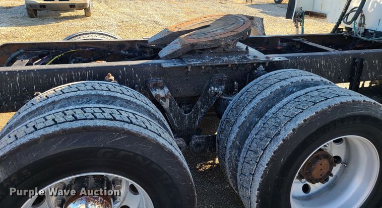 image for item FW9625 2005 Kenworth T800  semi truck