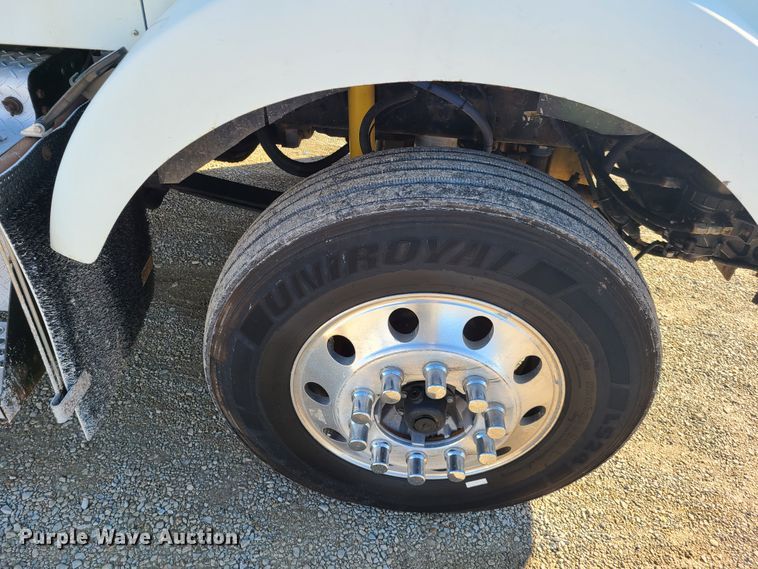 image for item FW9625 2005 Kenworth T800  semi truck