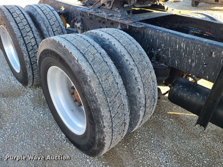 image for item FW9625 2005 Kenworth T800  semi truck