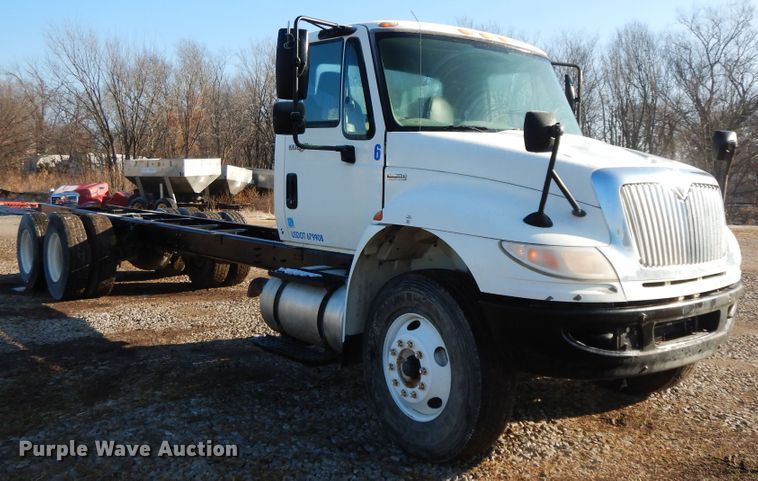 image for item GK9683 2009 International DuraStar 4400  truck cab and chassis