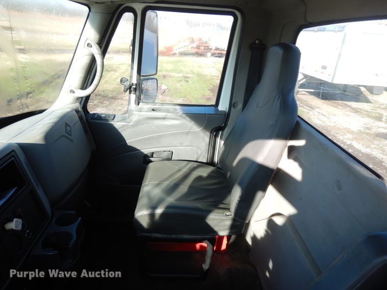 image for item GK9683 2009 International DuraStar 4400  truck cab and chassis