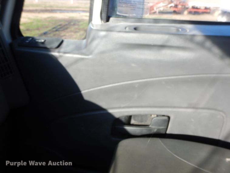 image for item GK9683 2009 International DuraStar 4400  truck cab and chassis