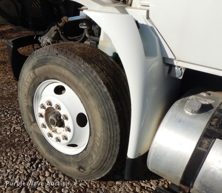 image for item GK9683 2009 International DuraStar 4400  truck cab and chassis