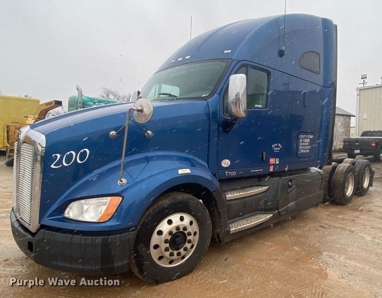 image for item HR9284 2012 Kenworth T700  semi truck