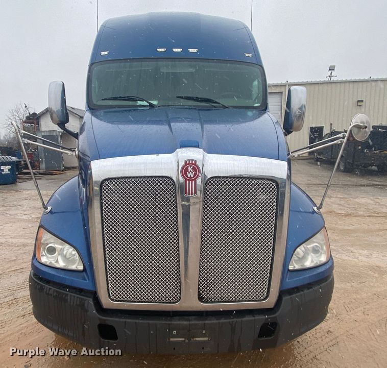 image for item HR9284 2012 Kenworth T700  semi truck