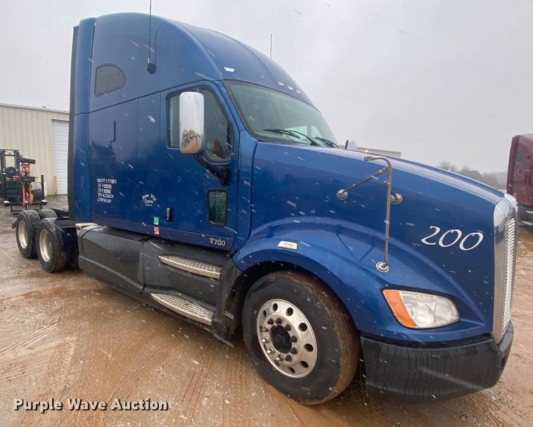 image for item HR9284 2012 Kenworth T700  semi truck