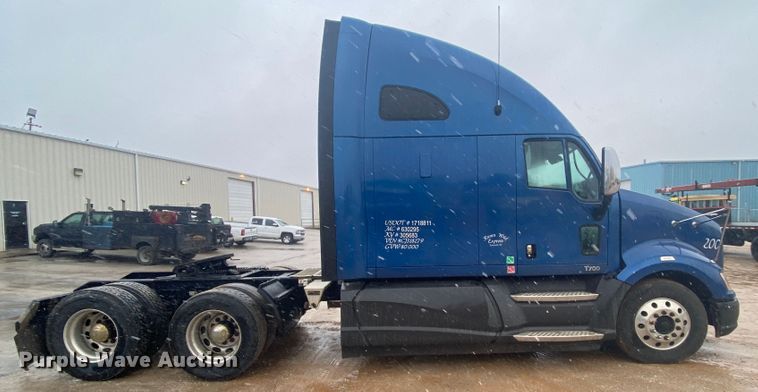 image for item HR9284 2012 Kenworth T700  semi truck