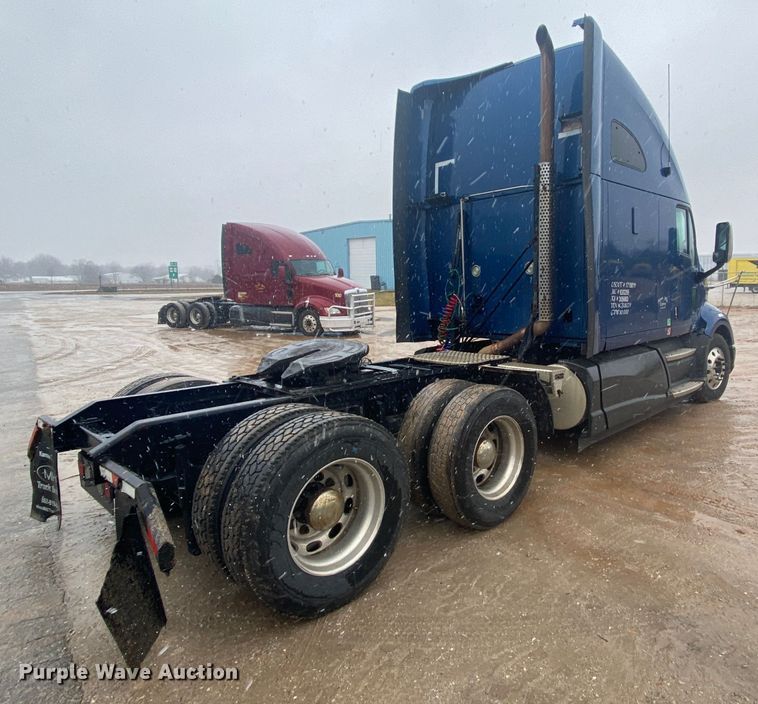 image for item HR9284 2012 Kenworth T700  semi truck