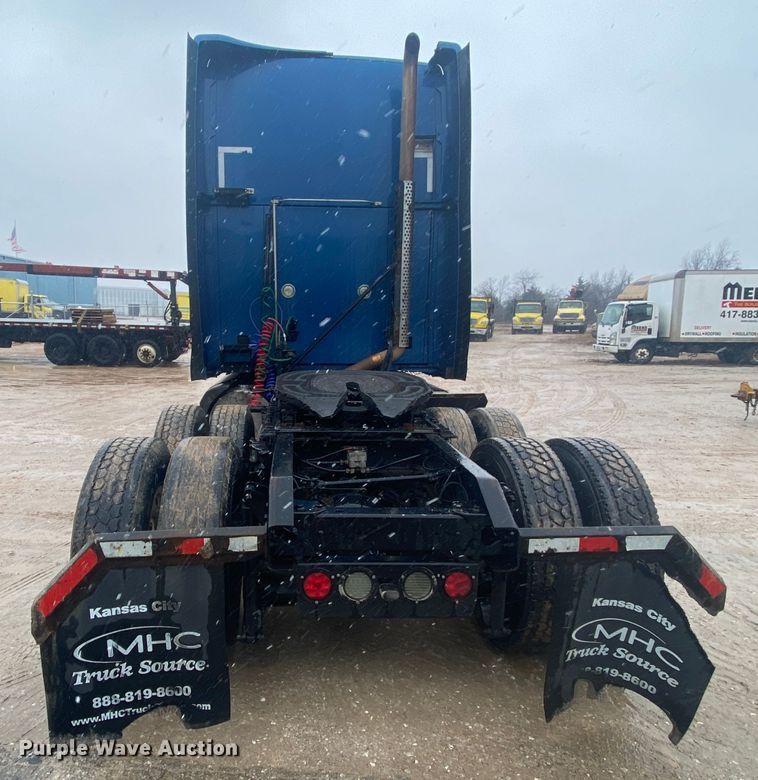 image for item HR9284 2012 Kenworth T700  semi truck