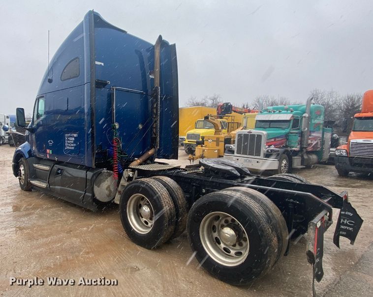 image for item HR9284 2012 Kenworth T700  semi truck