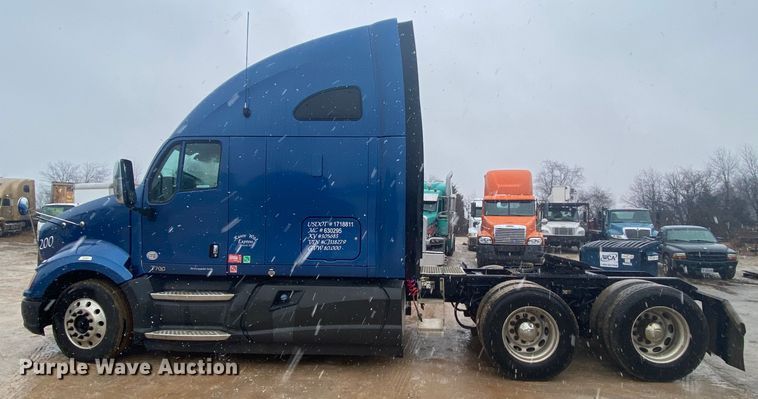 image for item HR9284 2012 Kenworth T700  semi truck