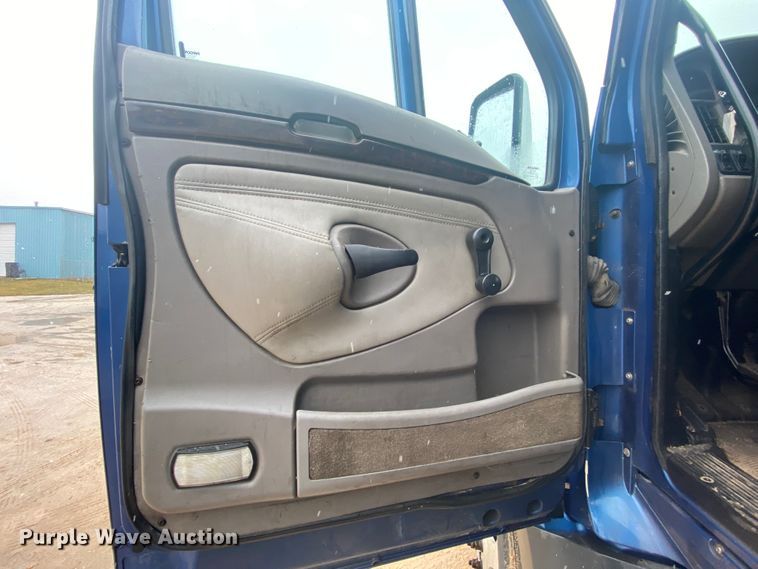 image for item HR9284 2012 Kenworth T700  semi truck