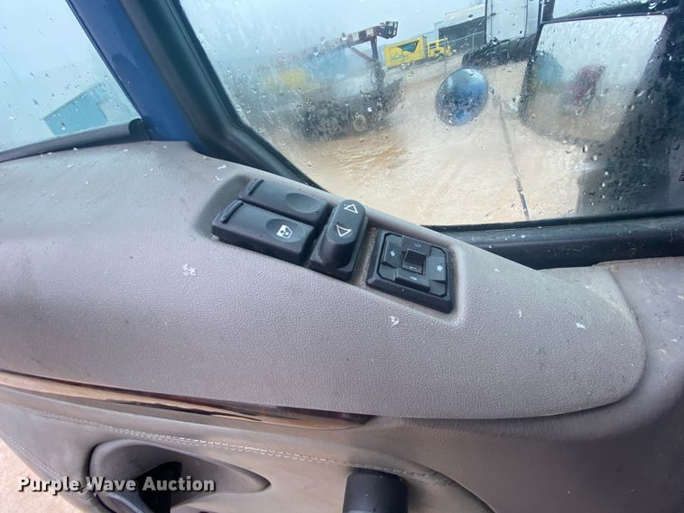 image for item HR9284 2012 Kenworth T700  semi truck