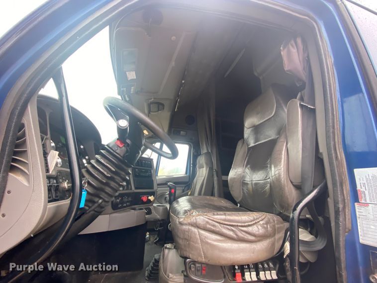 image for item HR9284 2012 Kenworth T700  semi truck