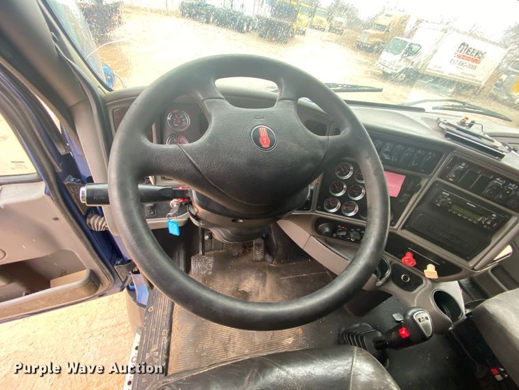 image for item HR9284 2012 Kenworth T700  semi truck