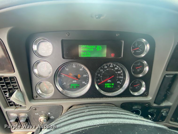 image for item HR9284 2012 Kenworth T700  semi truck