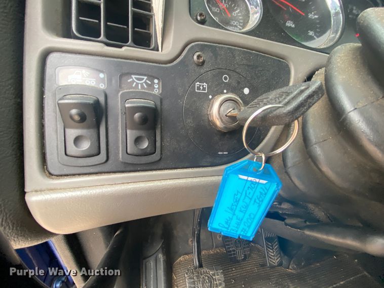 image for item HR9284 2012 Kenworth T700  semi truck