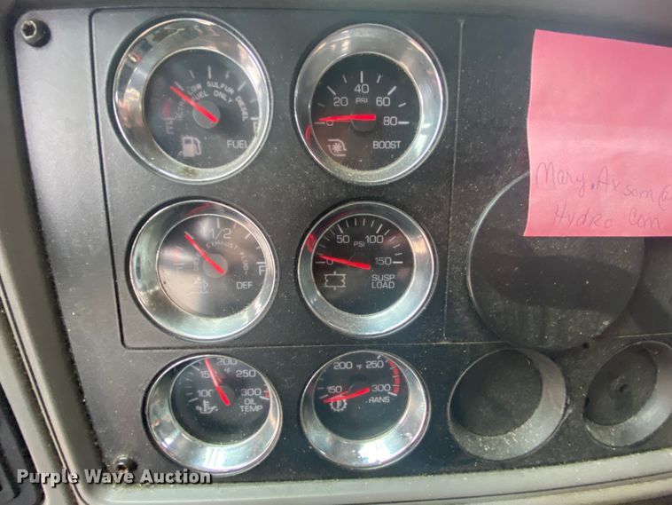 image for item HR9284 2012 Kenworth T700  semi truck