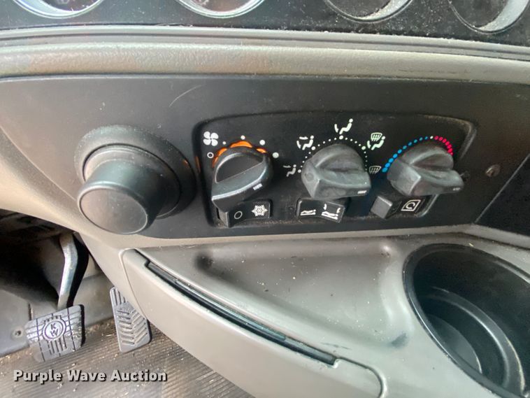 image for item HR9284 2012 Kenworth T700  semi truck