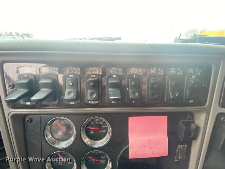 image for item HR9284 2012 Kenworth T700  semi truck