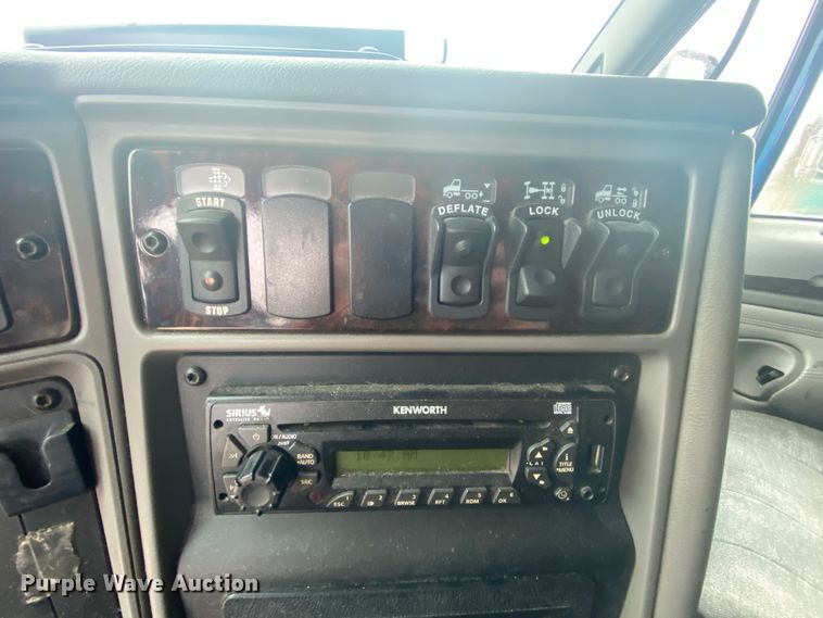 image for item HR9284 2012 Kenworth T700  semi truck