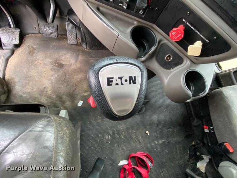 image for item HR9284 2012 Kenworth T700  semi truck