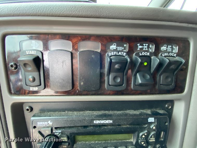 image for item HR9284 2012 Kenworth T700  semi truck