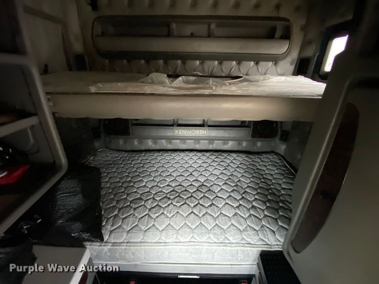 image for item HR9284 2012 Kenworth T700  semi truck