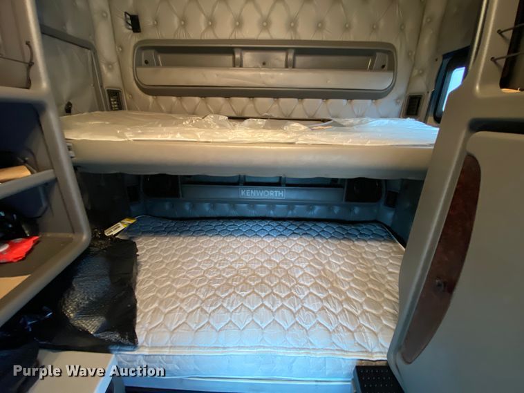 image for item HR9284 2012 Kenworth T700  semi truck