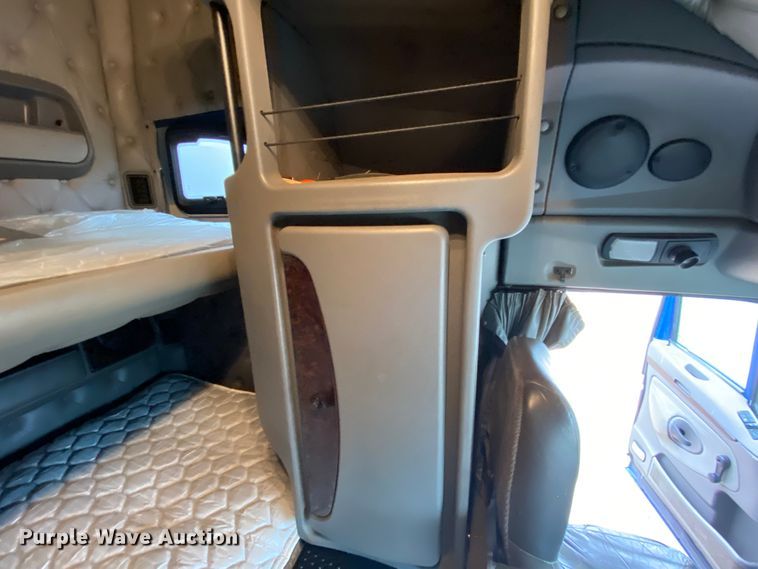 image for item HR9284 2012 Kenworth T700  semi truck