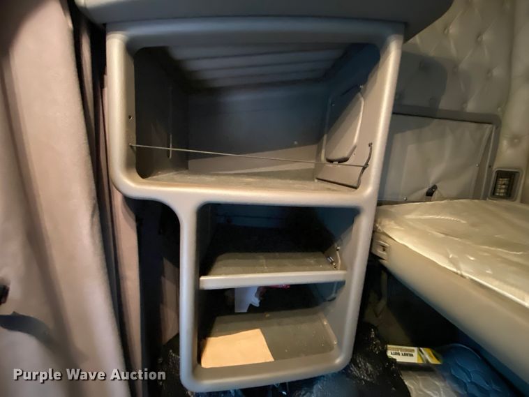 image for item HR9284 2012 Kenworth T700  semi truck