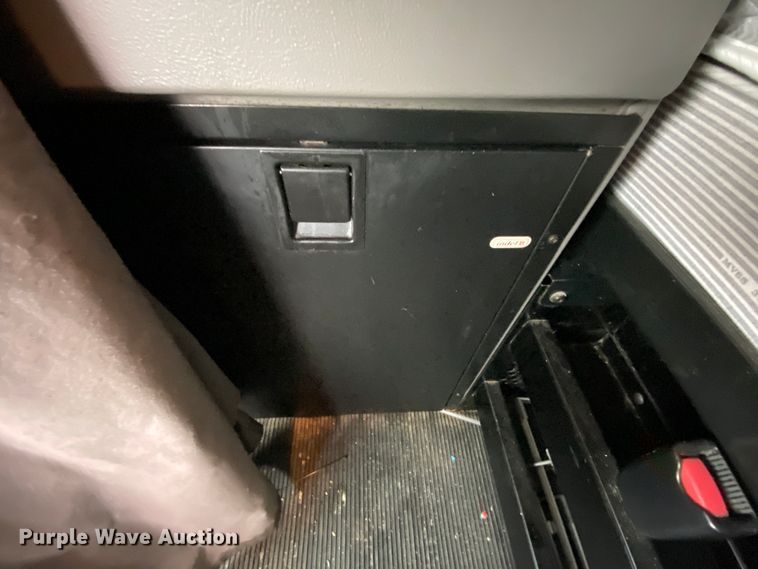 image for item HR9284 2012 Kenworth T700  semi truck