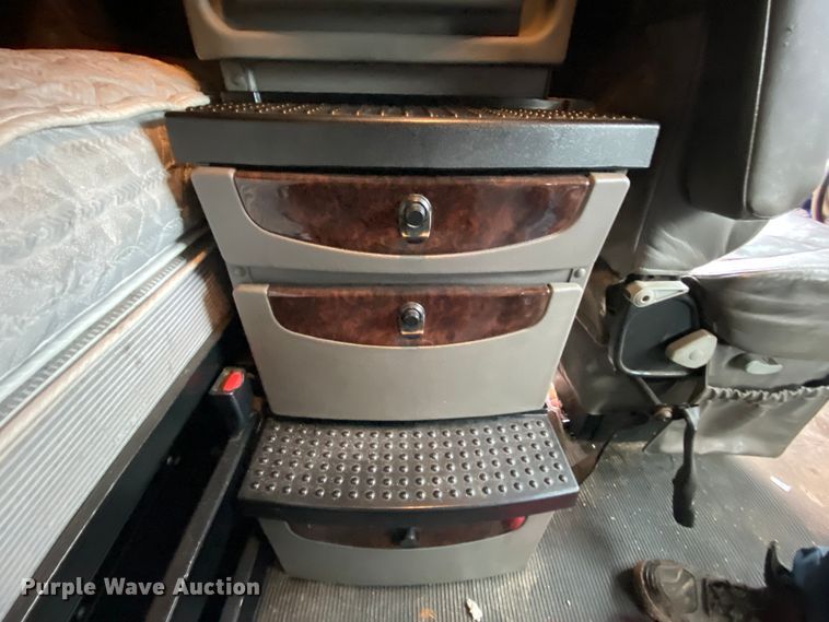 image for item HR9284 2012 Kenworth T700  semi truck