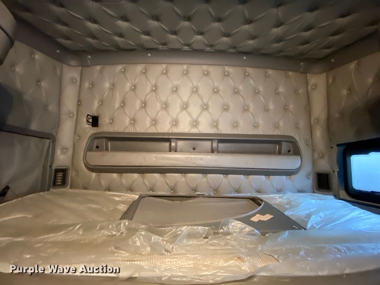 image for item HR9284 2012 Kenworth T700  semi truck