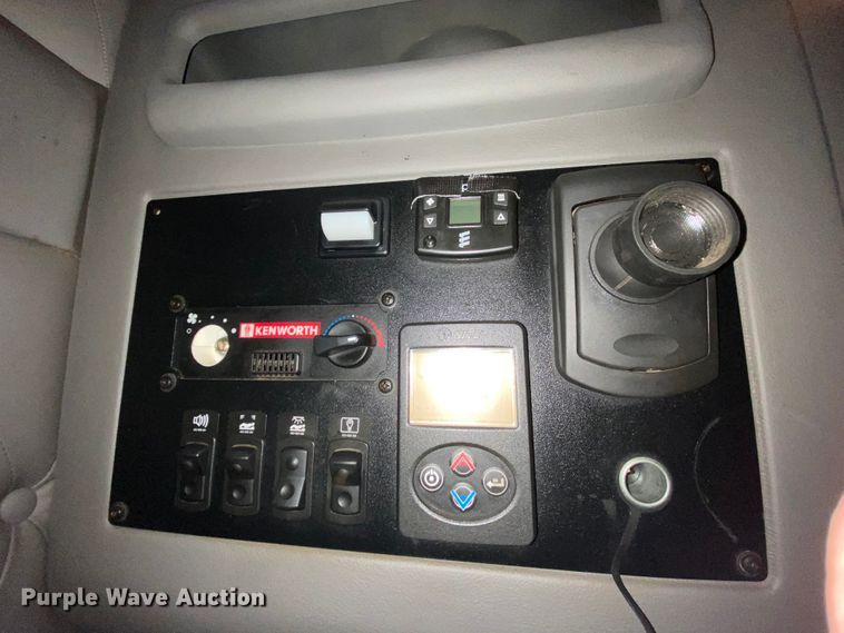 image for item HR9284 2012 Kenworth T700  semi truck