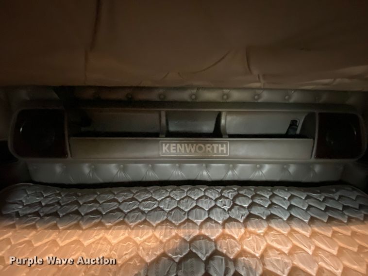 image for item HR9284 2012 Kenworth T700  semi truck