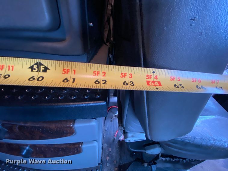 image for item HR9284 2012 Kenworth T700  semi truck