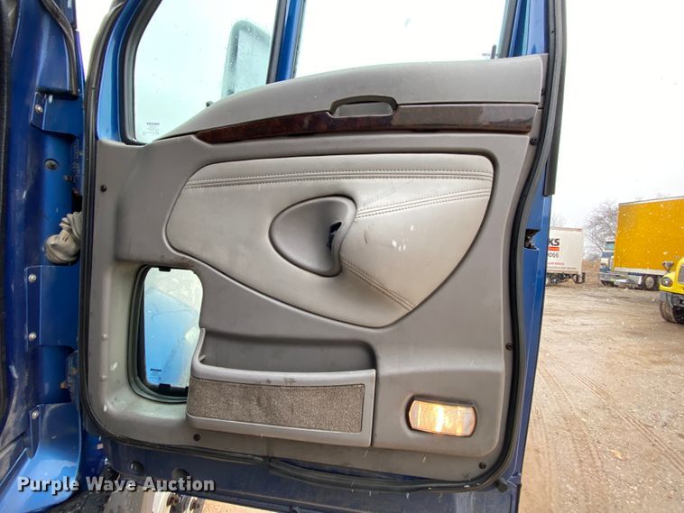 image for item HR9284 2012 Kenworth T700  semi truck