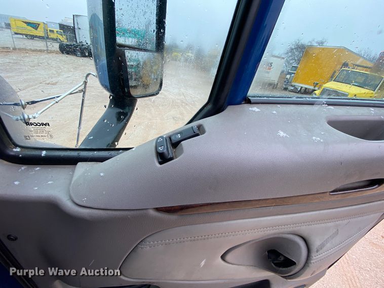 image for item HR9284 2012 Kenworth T700  semi truck