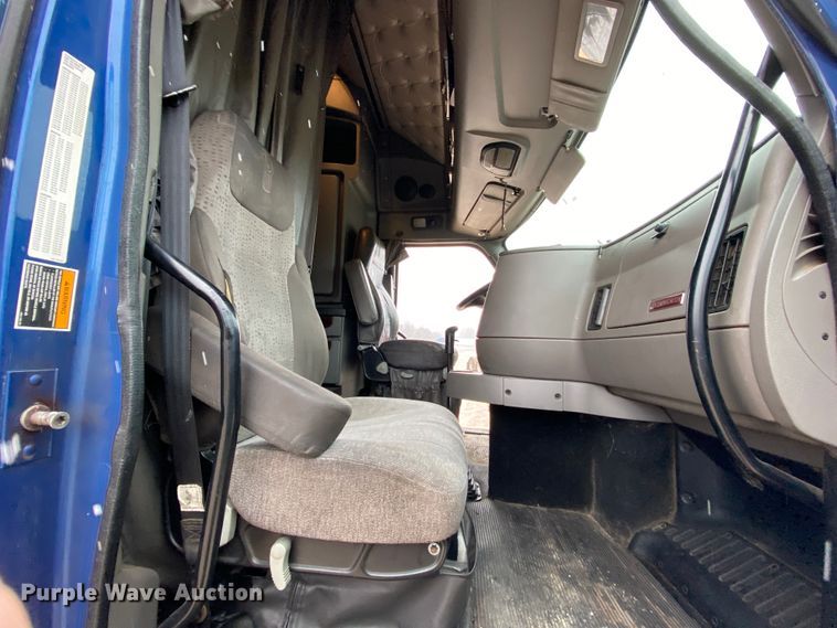 image for item HR9284 2012 Kenworth T700  semi truck