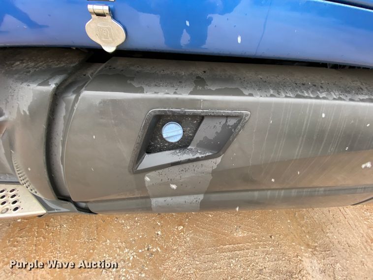 image for item HR9284 2012 Kenworth T700  semi truck