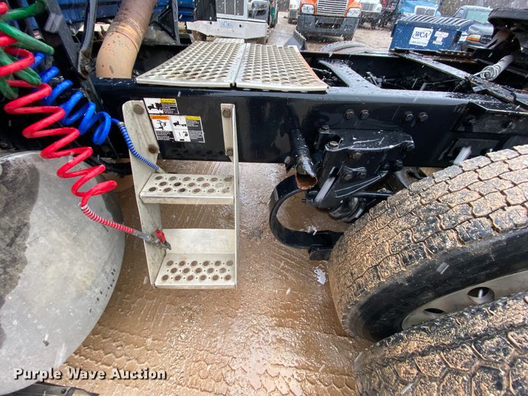 image for item HR9284 2012 Kenworth T700  semi truck