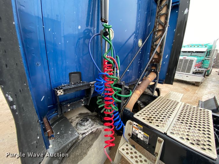 image for item HR9284 2012 Kenworth T700  semi truck