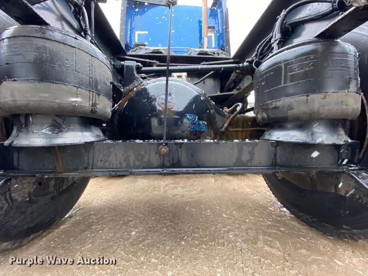 image for item HR9284 2012 Kenworth T700  semi truck