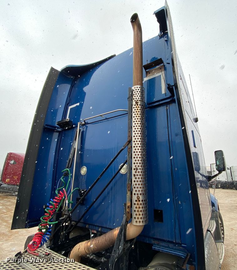 image for item HR9284 2012 Kenworth T700  semi truck